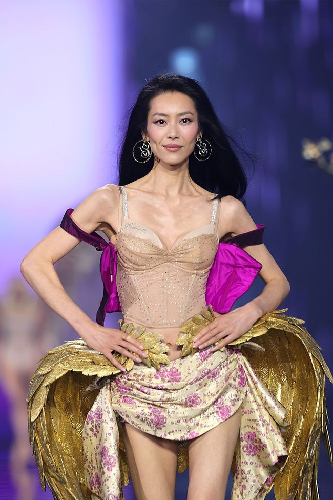Liu Wen pertama kali tampil di fashion show VS pada 2009. Sejak itu, ia sering didaulat menjadi model baik dalam kampanye maupun runway. Foto: Getty Images for Victorias Secr/Dimitrios Kambouris Liu Wen pertama kali tampil di fashion show VS pada 2009. Sejak itu, ia sering didaulat menjadi model baik dalam kampanye maupun runway. Foto: Getty Images for Victorias Secr/Dimitrios Kambouris