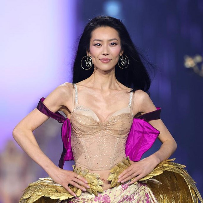 Gaya Liu Wen Pacar Jing Boran Pecahkan Rekor di Victorias Secret Fashion Show