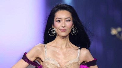 Gaya Liu Wen Pacar Jing Boran Pecahkan Rekor di Victorias Secret Fashion Show