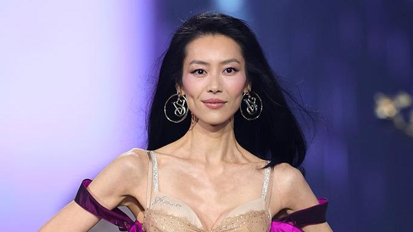 Gaya Liu Wen Pacar Jing Boran Pecahkan Rekor di Victorias Secret Fashion Show