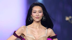 Gaya Liu Wen Pacar Jing Boran Pecahkan Rekor di Victorias Secret Fashion Show