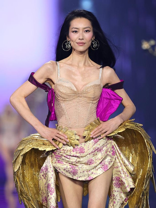 Gaya Liu Wen Pacar Jing Boran Pecahkan Rekor di Victorias Secret Fashion Show