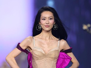 Gaya Liu Wen Pacar Jing Boran Pecahkan Rekor di Victorias Secret Fashion Show
