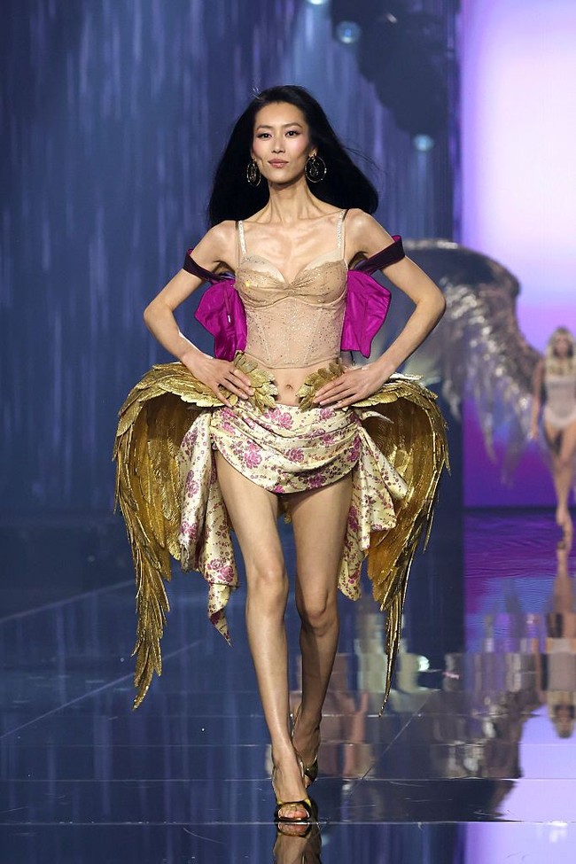 “Aku terkejut saat agenku memberi tahu kabar itu. Aku bahkan bertanya apakah dia sedang bercanda. Aku tidak menyangka seorang gadis Asia akan mendapatkan pekerjaan ini,” Foto: Getty Images for Victorias Secr/Kevin Mazur “Aku terkejut saat agenku memberi tahu kabar itu. Aku bahkan bertanya apakah dia sedang bercanda. Aku tidak menyangka seorang gadis Asia akan mendapatkan pekerjaan ini,” Foto: Getty Images for Victorias Secr/Kevin Mazur
