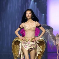 &nbsp;&ldquo;Aku terkejut saat agenku memberi tahu kabar itu. Aku bahkan bertanya apakah dia sedang bercanda. Aku tidak menyangka seorang gadis Asia akan mendapatkan pekerjaan ini,&rdquo; Foto: Getty Images for Victorias Secr/Kevin Mazur