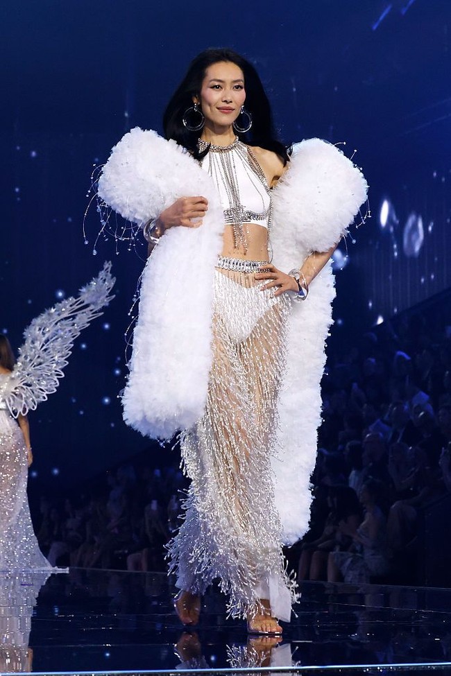Kali ini, Liu Wen membawakan dua tampilan. Yang pertama adalah lingerie ‘musim dingin’ serba putih dengan jubah bulu, atasan halter, dan lapisan rok menerawang berumbai. Foto: FilmMagic/Taylor Hill Kali ini, Liu Wen membawakan dua tampilan. Yang pertama adalah lingerie ‘musim dingin’ serba putih dengan jubah bulu, atasan halter, dan lapisan rok menerawang berumbai. Foto: FilmMagic/Taylor Hill