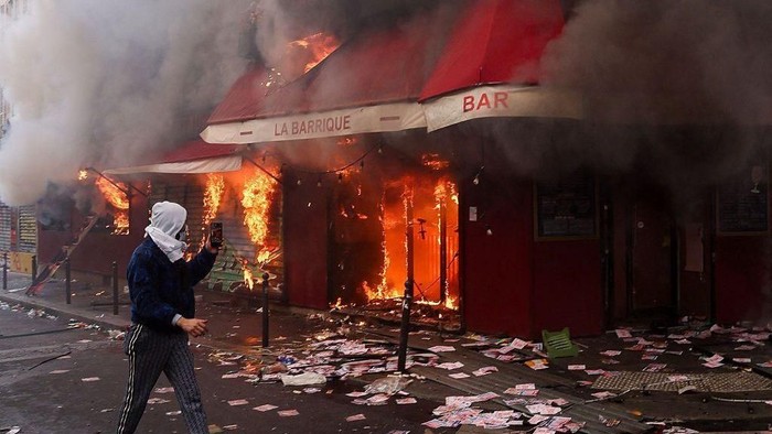 Bar La Barrique di Paris dibakar (Getty Images)