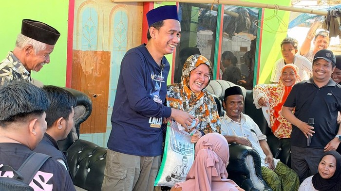 Anggota Komisi III DPR RI dari Fraksi Partai NasDem, Rudianto Lallo (RL) menyerahkan bantuan kepada masyarakat Pulau Langkai, Makassar.