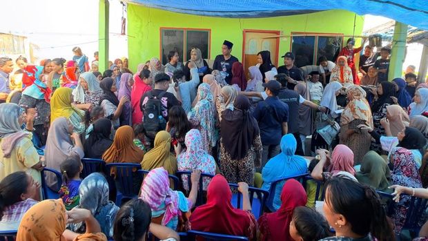 Anggota Komisi III DPR RI dari Fraksi Partai NasDem, Rudianto Lallo. Anggota Komisi III DPR RI dari Fraksi Partai NasDem, Rudianto Lallo (RL) menyerahkan bantuan kepada masyarakat Pulau Langkai, Makassar.