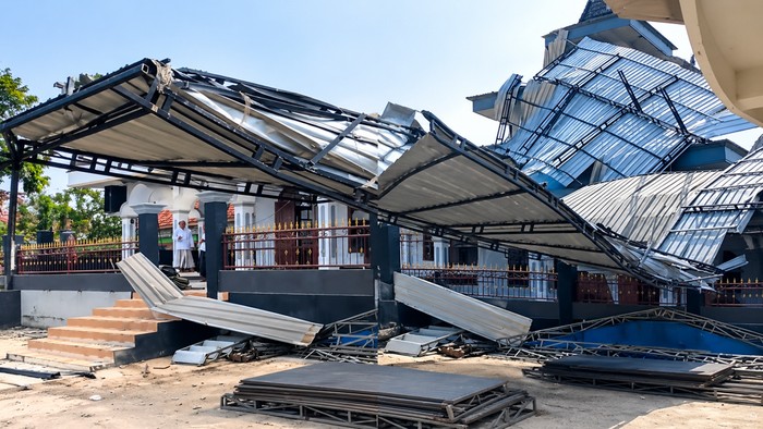 Bangunan masjid bagian atap kanopi rusak usai diterjang angin di  Kecamatan Palengaan, Kabupaten Pamekasan