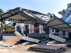 Angin Kencang Terjang Masjid-Rumah di Pamekasan, Atap dan Kanopi Rusak
