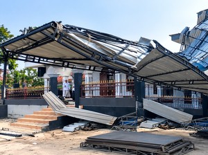 Angin Kencang Terjang Masjid-Rumah di Pamekasan, Atap dan Kanopi Rusak