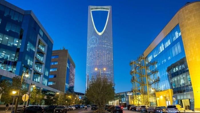 Kingdom Centre merupakan salah satu gedung tertinggi di Arab Saudi (Markus Mainka/Aviation-Stock/IMAGO)