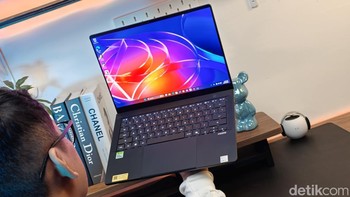 ASUS ProArt P16 tampil dengan bodi setipis 1,29 cm dan bobot sekitar 1,77 kg. berlayar 16 inci ini membawa baterai 99,9Wh serta dukungan pengisian daya USB-C 140W. Foto: Adi FR/detikINET