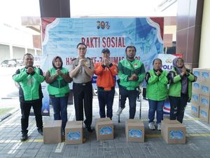 HUT ke-75 Humas Polri, Polda Jatim Gelar Baksos-Ajak Ojol Jaga Kamtibmas