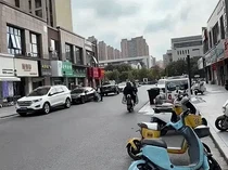 Satu Ban Digembok, Aksi Denza B8 Masih Bisa Jalan Pakai Tiga Roda Jadi Sorotan