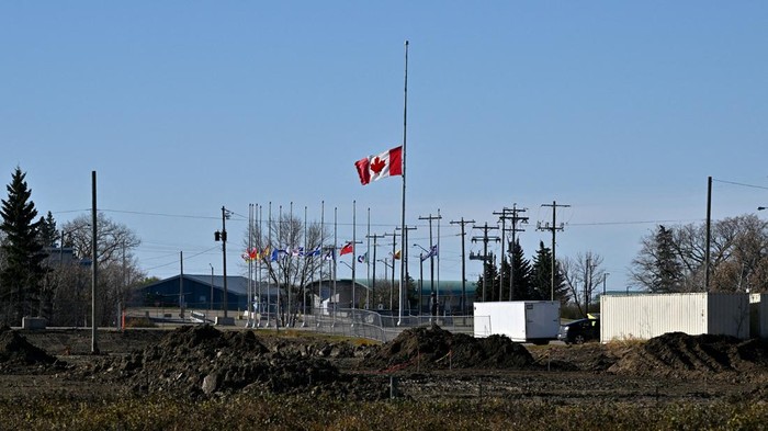 Bendera Kanada dikibarkan setengah tiang usai kebakaran maut menewaskan empat tentara di pangkalan militer Wainwright (REUTERS/Jennifer Gauthier) 
