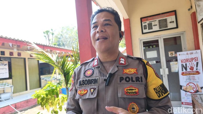Bhabinkamtibmas Polsek Banyumanik, Aiptu M. Sobirin saat ditemui di kantor kelurahan setempat, Senin (19/10).