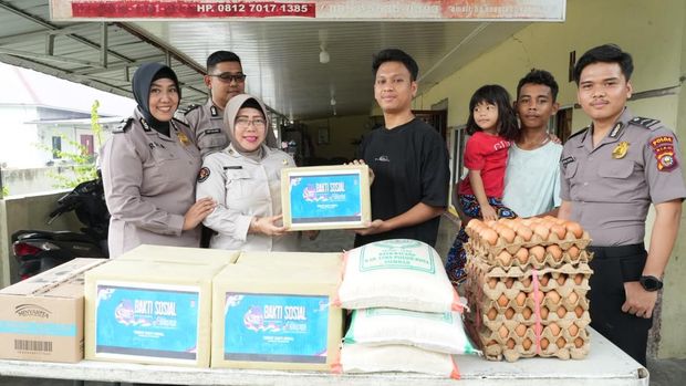 Bidhumas Polda Riau menyalurkan bantuan sembako ke panti asuhan dalam rangka memperingati HUT ke-75 Humas Polri, Senin (19/10/2026).