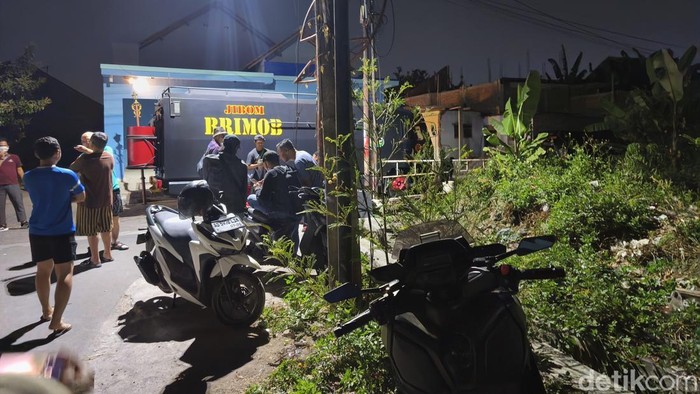 Polisi saat mengamankan lokasi di Desa Purbayan, Kecamatan Baki, Kabupaten Sukoharjo, Senin (19/10/2026).