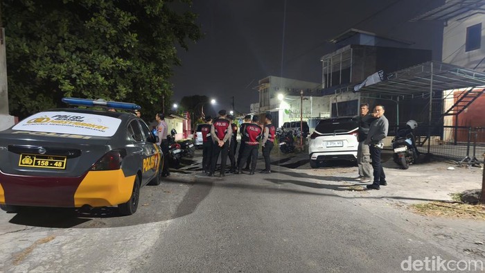 Polisi saat mengamankan lokasi di Desa Purbayan, Kecamatan Baki, Kabupaten Sukoharjo, Senin (19/10/2026).