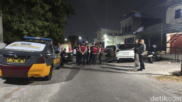 Polisi saat mengamankan lokasi di Desa Purbayan, Kecamatan Baki, Kabupaten Sukoharjo, Senin (19/10/2026).
