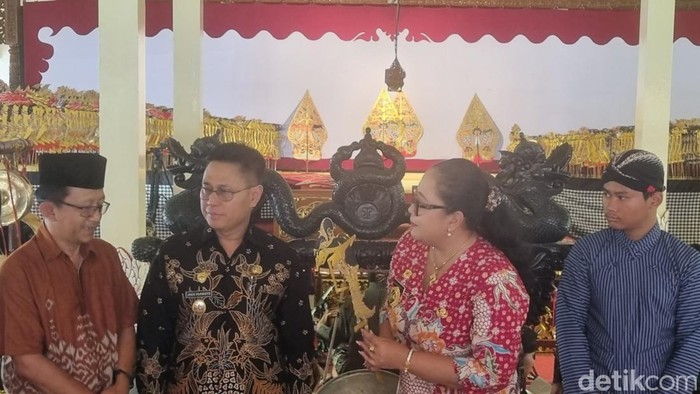 Bupati Gunungkidul, Endah Subekti Kuntariningsih bersama Wabup, Joko Parwoto saat menghadiri festival pedalangan di Bangsal Sewokoprojo, Wonosari, Gunungkidul, Senin (19/10/2026).