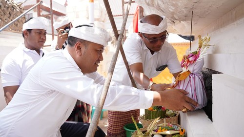 Bupati Gianyar I Made Agus Mahayastrasaat upcara Mlaspas di Padmasana PuspemKabupaten Gianyar, Senin (19/10/2026). (Foto: Dok. Pemkab Gianyar)