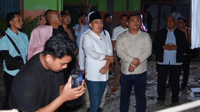 Bupati Jember Gus Fawait saat meninjau proyek revitalisasi SDN Tanggul Kulon 01 yang mendapat alokasi anggaran revitalisasi mencapai hampir Rp3 miliar.