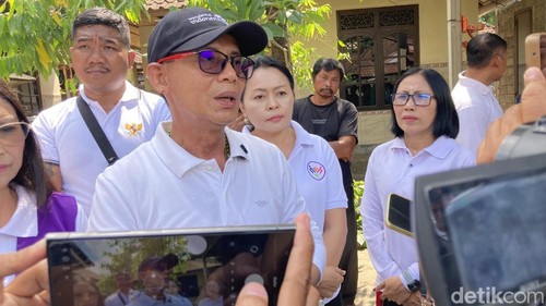 Bupati Klungkung I Made Satria saat diwawancarai awak media di Klungkung, Bali, Senin (19/10/2026). (Fatih Kudus Jaelani/detikBali).