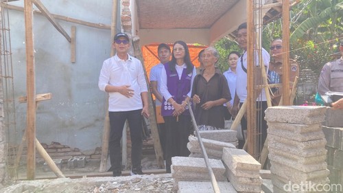 Bupati Klungkung I Made Satria tengah meninjau progres pembangunan bedah rumah warga di Desa Tegak, Kecamatan Klungkung, Klungkung, Bali, Senin, (19/10/2026). (Fatih Kudus Jaelani/detikBali)