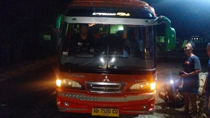 Bus yang tidak kuat menanjak lalu terguling di Jalan Wonosari-Baron, Karanglor, Kemadang, Tanjungsari, Gunungkidul usai dievakuasi.
