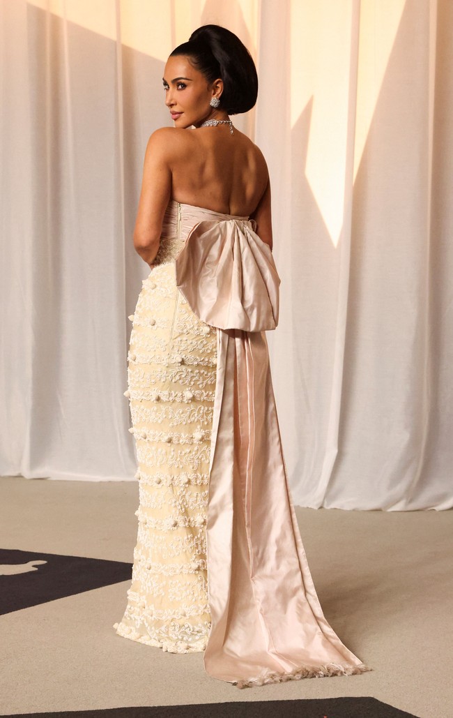 Aura old-Hollywood glamour sukses terpancar dari Kim Kardashian yang berbalut gaun Balenciaga buatan 1951. Ia lalu melengkapi penampilannya dengan perhiasan berlian dan tatanan rambut bervolume yang flamboyan. (Foto: REUTERS/Mario Anzuoni)