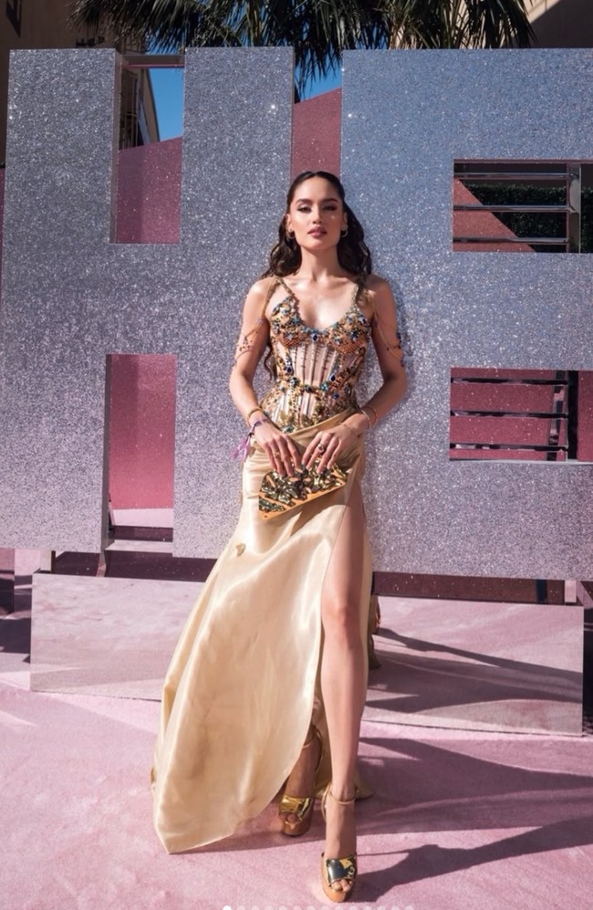 Penampilan Cinta Laura kali ini mencuri perhatian berkat perpaduan busana bernuansa emas, detail berkilau, serta aksesori yang memberikan kesan mewah. Ia memilih gaya glamor dengan mengenakan gaun model korset berwarna gold champagne. Foto: Instagram/@claurakiehl