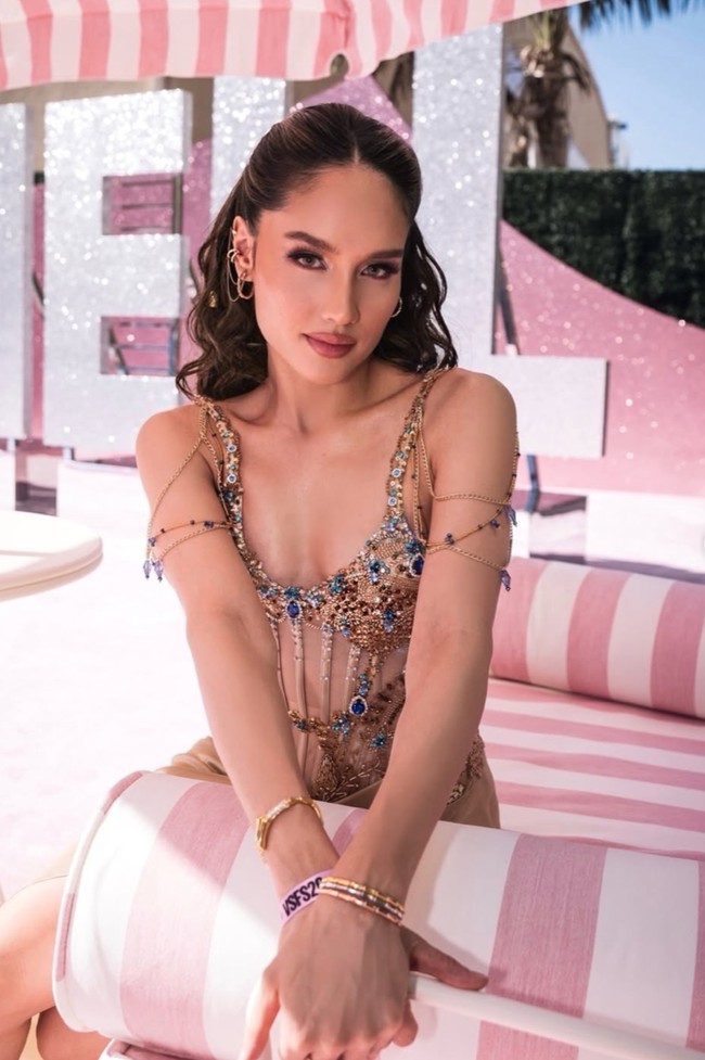 Penampilan Cinta makin memukau dan elegan dengan aksesori pelengkap yang ia kenakan. Beberapa gelang dengan warna gold dan silver tampak menghiasi kedua pergelangan tangannya. Di telinganya, Cinta juga mengenakan beberapa anting sekaligus.&nbsp;Foto: Instagram/@claurakiehl