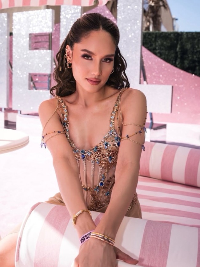 Gaya Cinta Laura Nonton Victorias Secret Fashion Show, Sukses Bikin Terpana!