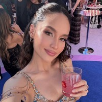Riasan wajah Cinta Laura juga mendukung penampilannya yang glamor. Ia terlihat menggunakan riasan mata yang tegas dengan bulu mata lentik dan garis mata yang memperkuat bentuk matanya. Bagian bibir tampak menggunakan warna nude kecokelatan yang memberikan kesan elegan.&nbsp;Foto: Instagram/@claurakiehl