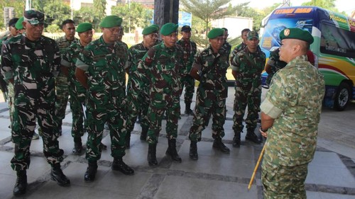 Dandim 1608 Bima Letkol Samuel Asdianto Limbongan melepas 17 Prajurit yang pindah satuan ke Kodam Baru NTB, pada Minggu (18/10/2026).