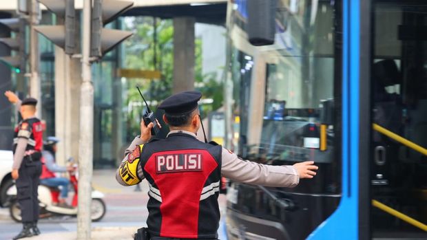 Dirlantas Polda Metro Jaya Kombes Firman Darmansyah dan jejeran turun ke jalan melakukan pengaturan lampau lintas, Senin (19/10/2026).