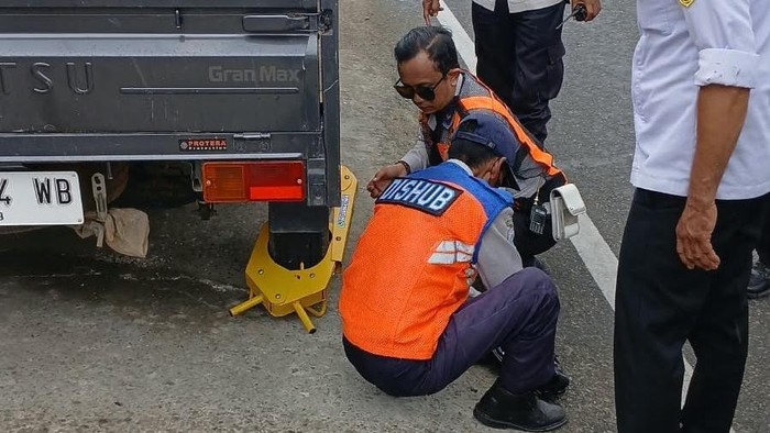 Dishub Kota Samarinda saat melakukan penertiban parkir liar.