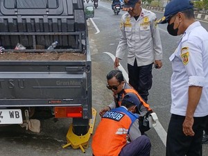 Mobil Parkir Sembarangan di Samarinda, Diderek dan Didenda Rp 3 Juta