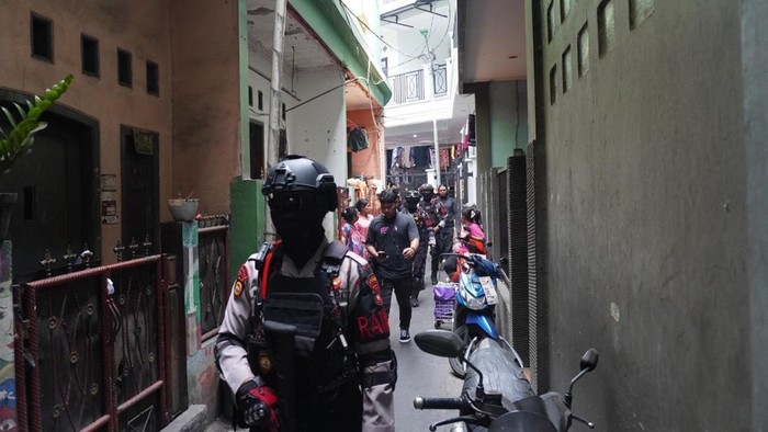 Ditresnarkoba Polda Metro Jaya kembali menggerebek Kampung Boncos dan menemukan alat isap sabu, Senin (19/10/2026).