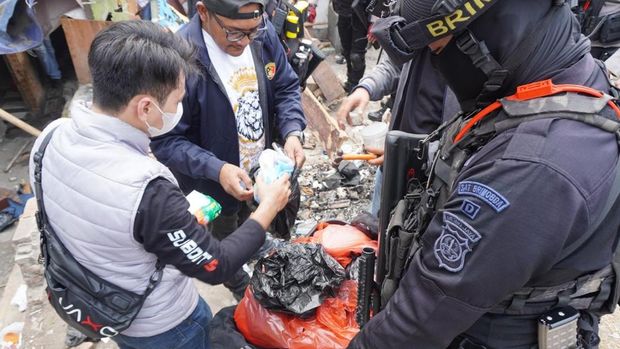 Ditresnarkoba Polda Metro Jaya kembali menggerebek Kampung Boncos dan menemukan perangkat isap sabu, Senin (19/10/2026).