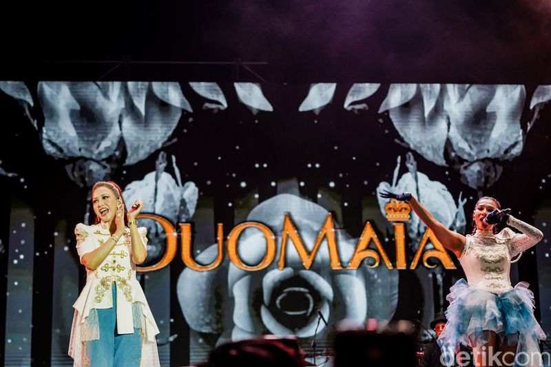 Duo Maia sukses mengajak penonton bernyanyi bersama dalam penampilannya di District Stage Synchronize Fest 2026, Gambir Expo, Kemayoran, Jakarta Pusat, Minggu (18/10/2026). Maia Estianty dan Mey Chan membawakan deretan lagu populer yang membuat suasana panggung dipenuhi nyanyian penonton.