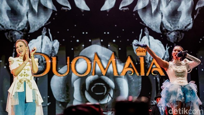 Duo Maia sukses mengajak penonton bernyanyi bersama dalam penampilannya di District Stage Synchronize Fest 2026, Gambir Expo, Kemayoran, Jakarta Pusat, Minggu (18/10/2026). Maia Estianty dan Mey Chan membawakan deretan lagu populer yang membuat suasana panggung dipenuhi nyanyian penonton.