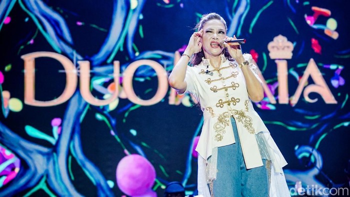 Duo Maia sukses mengajak penonton bernyanyi bersama dalam penampilannya di District Stage Synchronize Fest 2026, Gambir Expo, Kemayoran, Jakarta Pusat, Minggu (18/10/2026). Maia Estianty dan Mey Chan membawakan deretan lagu populer yang membuat suasana panggung dipenuhi nyanyian penonton.