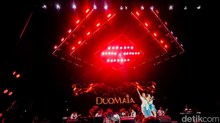 Duo Maia sukses mengajak penonton bernyanyi bersama dalam penampilannya di District Stage Synchronize Fest 2026, Gambir Expo, Kemayoran, Jakarta Pusat, Minggu (18/10/2026). Maia Estianty dan Mey Chan membawakan deretan lagu populer yang membuat suasana panggung dipenuhi nyanyian penonton.