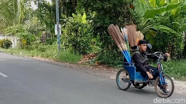 Energi Mukmin: Kakinya Lemah, Tapi Rasa Semangat Menopang Hidupnya Energi Mukmin: Kakinya Lemah, Tapi Rasa Semangat Menopang Hidupnya
