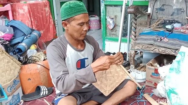 Energi Mukmin: Kakinya Lemah, Tapi Rasa Semangat Menopang Hidupnya Energi Mukmin: Kakinya Lemah, Tapi Rasa Semangat Menopang Hidupnya