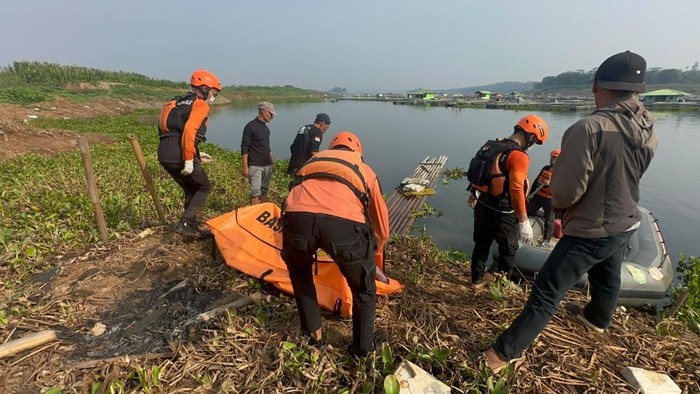 Evakuasi jasad pemancing KBB yang tewas tenggelam di Waduk Cirata